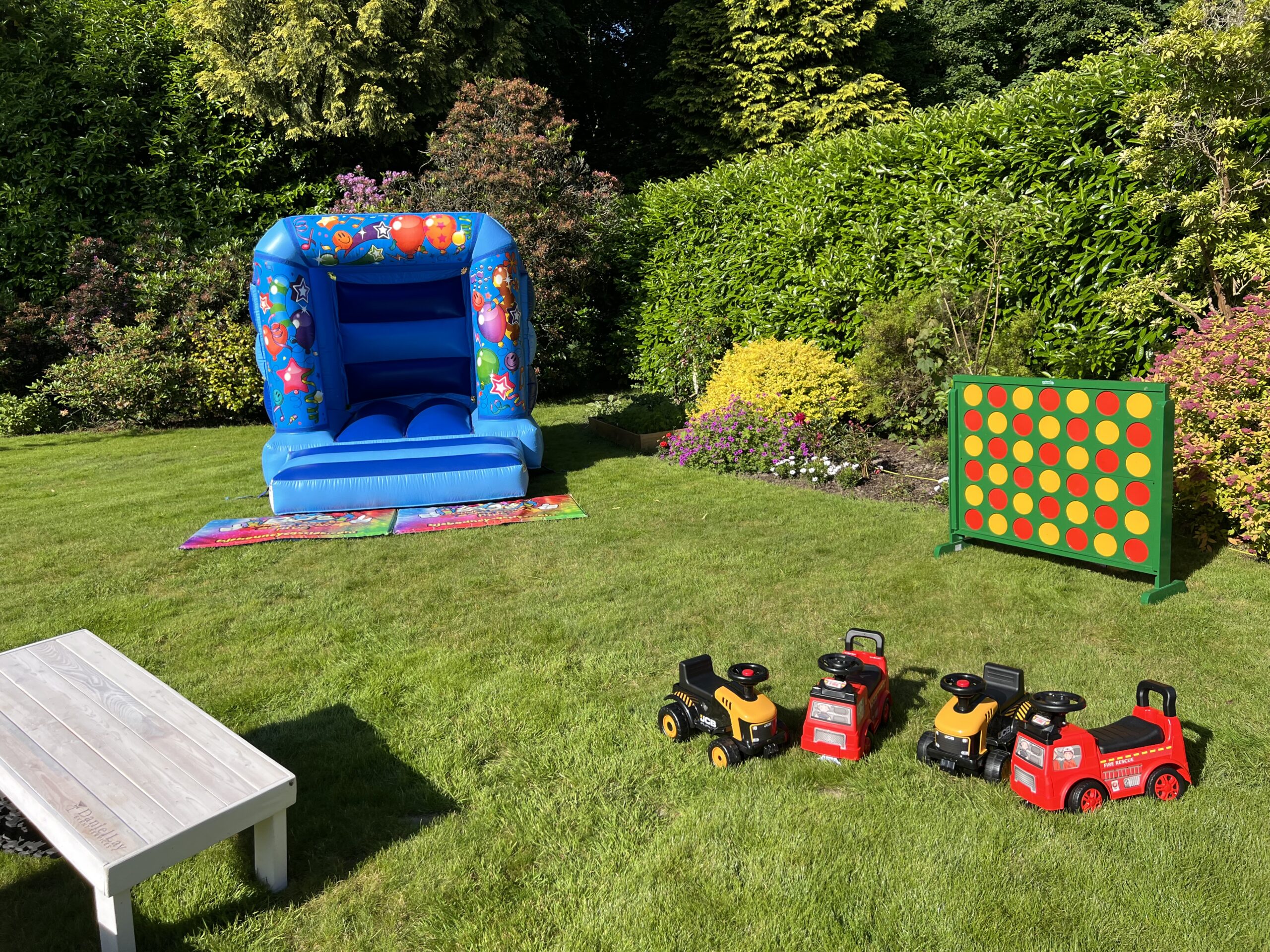 Kreative Beschäftigung durch Indoor Spiele Kinder bei schlechtem Wetter