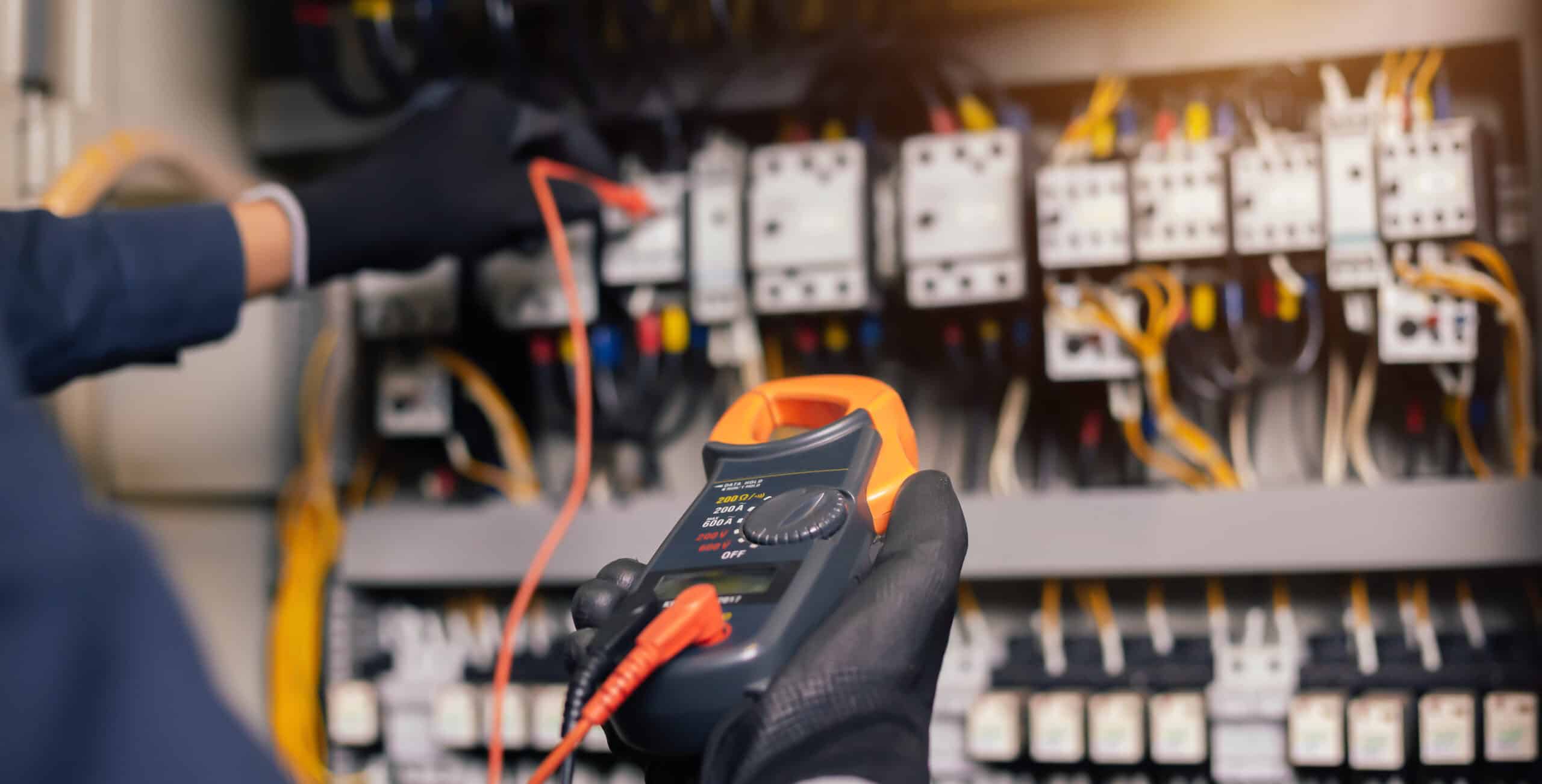 Prüfung elektrischer Anlagen: So steigern Unternehmen ihre Betriebssicherheit