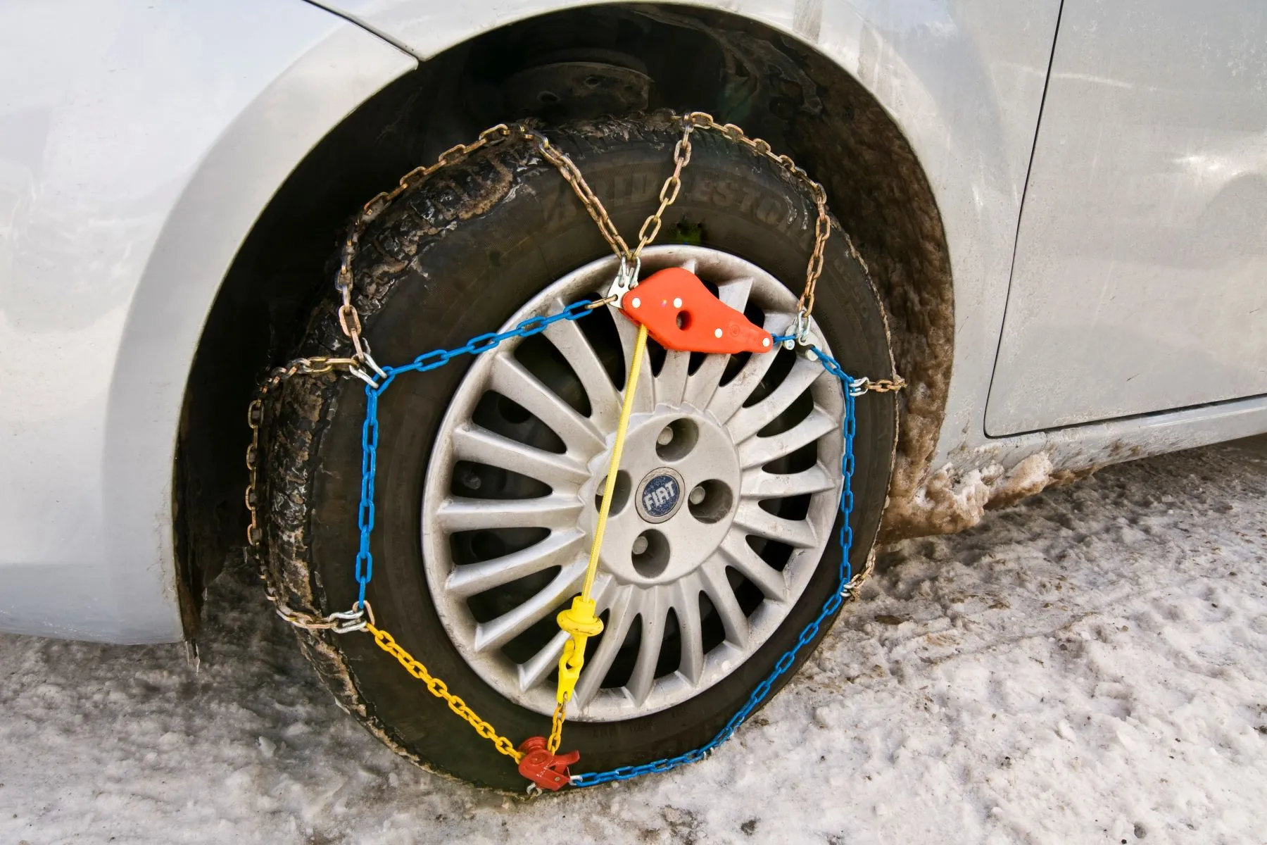 Nutzen Sie den Thule Schneeketten Konfigurator, um die beste Schneekette für Ihr Fahrzeug zu finden